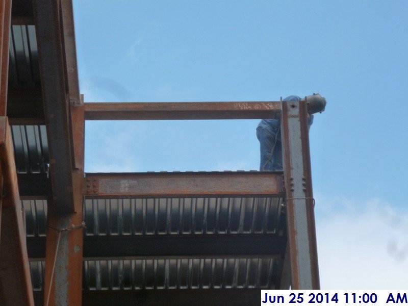 Welding beams at Derrick -3 (3rd Floor) Facing North (800x600)